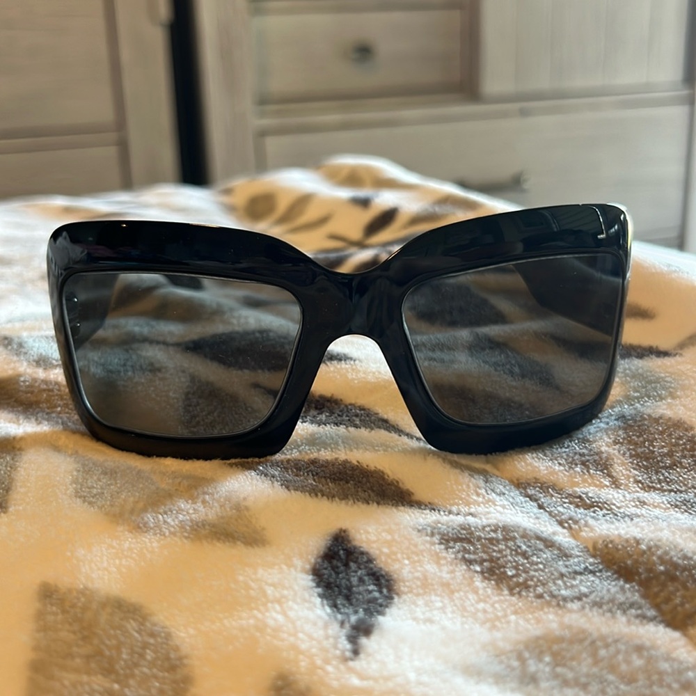 Dior extra light 2 sunglasses in black.
